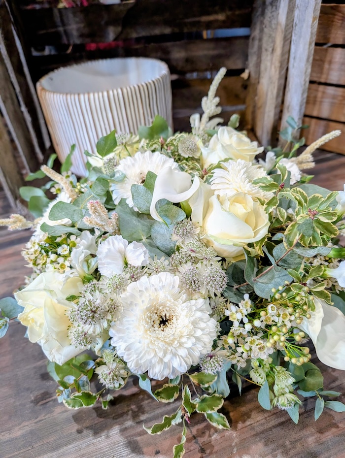 Coussin de deuil blanc et vert réalisé par Le Pavillon des anémones