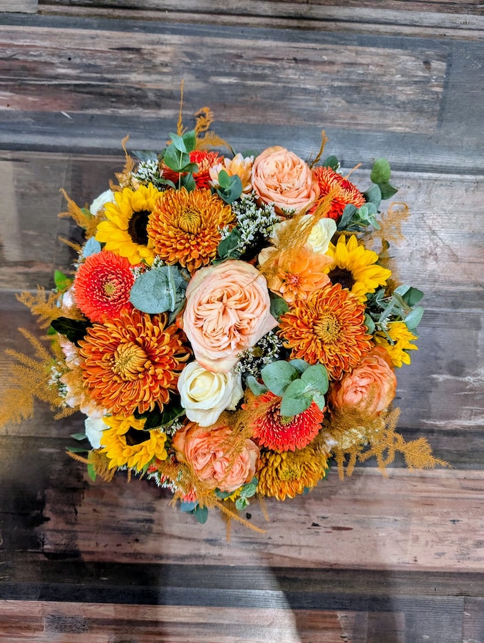 Coussin de deuil orangé réalisé par Le Pavillon des anémones