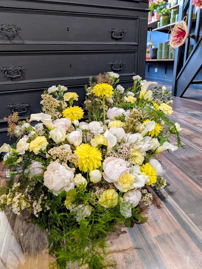 Coussin de deuil orangé / jauneréalisé par Le Pavillon des anémones