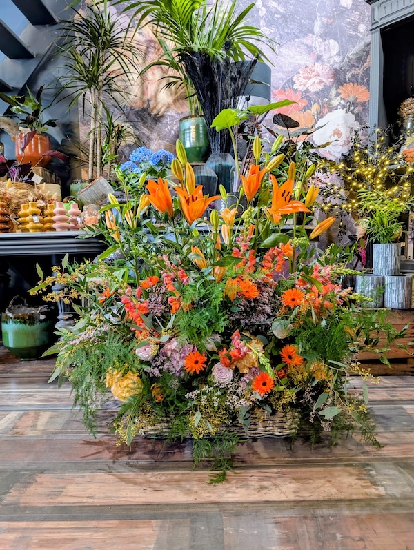 Devant de cercueil orangé réalisé par Le Pavillon des anémones