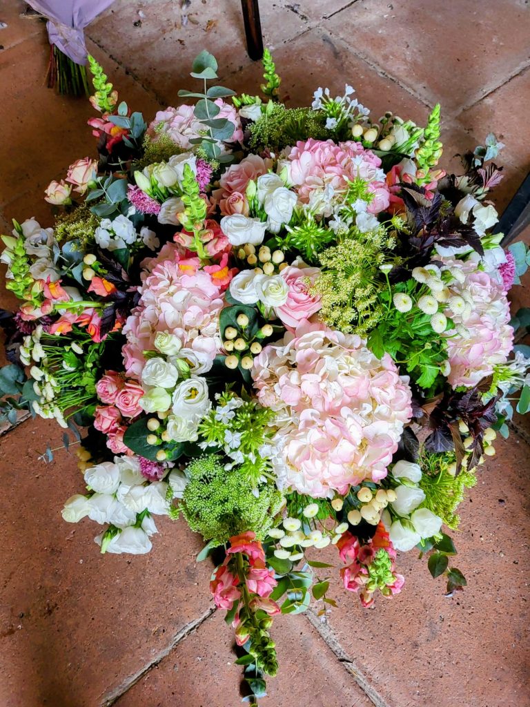 Coussin de deuil rosé réalisé par Le Pavillon des anémones