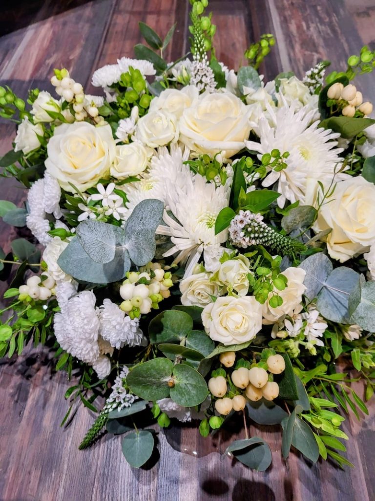 Coussin de deuil rosé réalisé par Le Pavillon des anémones